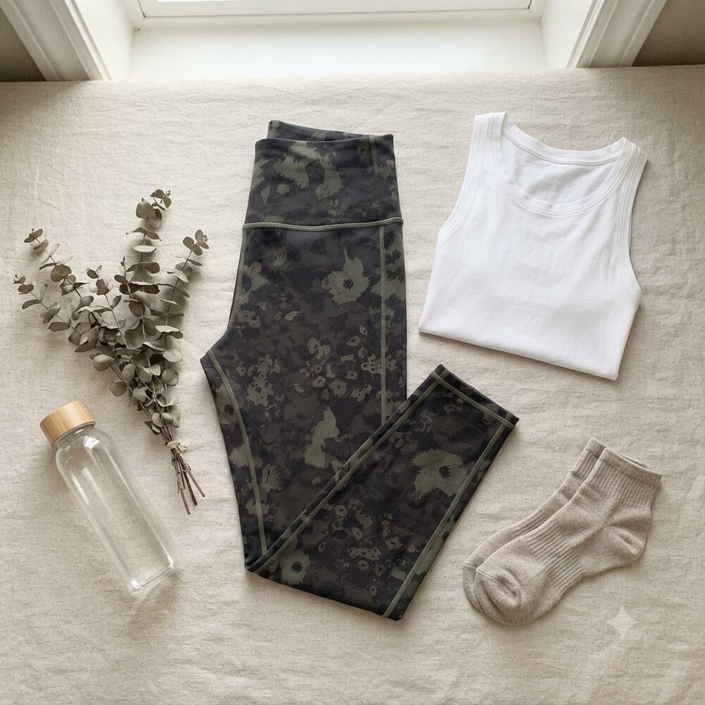 Vuori Performance Leggings Women's Sz S/M Green Camo Floral Print Athletic Pants
